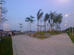 Menikmati Sore nan Indah di Taman Waduk Ria Rio