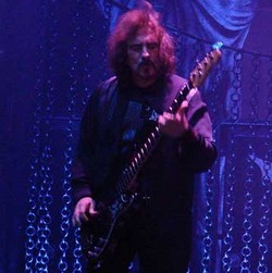 Pemain Bass Black Sabbath Donasi Uang untuk Mencari Pembunuh Kucing