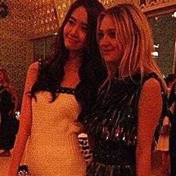 Yoona SNSD Foto Bareng Dakota Fanning di Dubai
