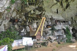 Berani Masuk ke Gua Gelap Penuh Tengkorak?