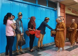 Jelang Waisak, Ratusan Biksu Gelar Ritual Minta Sedekah di Magelang