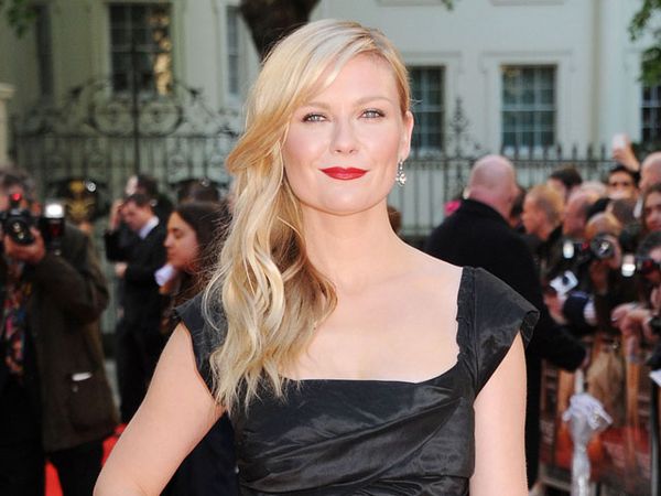 Pesona Kirsten Dunst Berbibir Merah