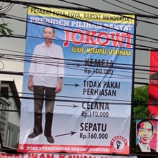 Unik! Ada Baliho Biaya Berpakaian Ala Jokowi di Markas PDIP