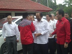 Berkemeja Putih, Surya Paloh Tiba di Kantor DPP PDIP