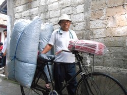 Karung Abah Aca 45 Tahun Tak Pernah Lapuk Menumpuk Kapuk