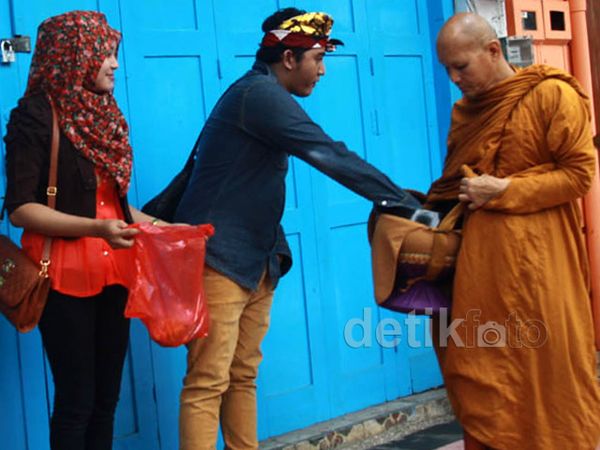 Biksu Lakukan Pindapata di Kota Magelang Biksu Lakukan Pindapata di Kota Magelang