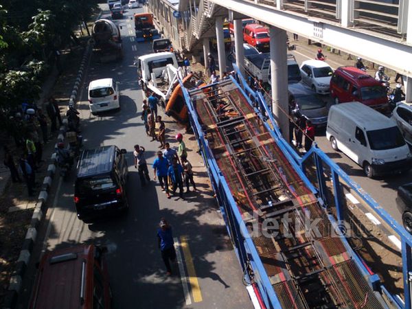 Truk Pengangkut Mobil Tabrak Halte Busway