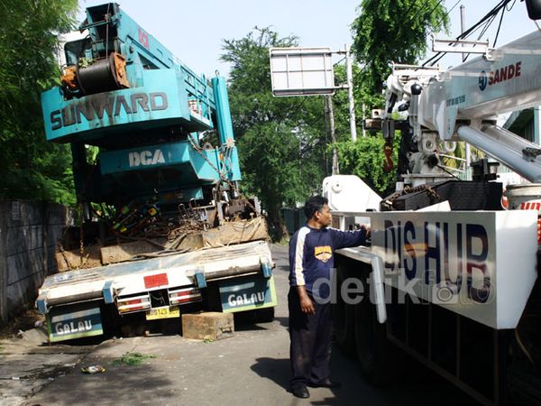 Truk Pengangkut Alat Berat Terperosok