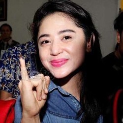 Hirup Udara Bebas, Dewi Persik Berbusana Serba Hitam