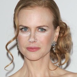 Tak Hanya Angelina Jolie, Selebriti Ini Juga Pernah Belepotan Bedak