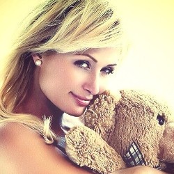 Paris Hilton Pamer Foto Topless di Instagram