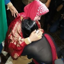 Tiba di Rumah, Dewi Persik Sungkeman dengan Orangtua