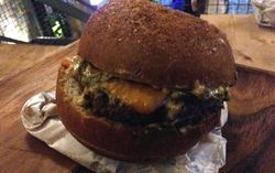 Three Buns: Pedas Enak Burger Burning Man Isi Jalapeno Panggang Three Buns: Pedas Enak Burger Burning Man Isi Jalapeno Panggang