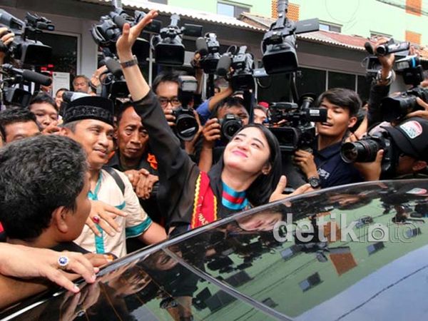 Kebahagiaan Dewi Persik Keluar dari Penjara