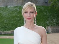 Cate Blanchett Anggun Bergaun Putih