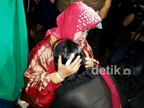 Dewi Persik Sungkeman dengan Orangtua