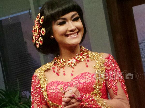 Julia Perez Glamor Berkebaya Merah