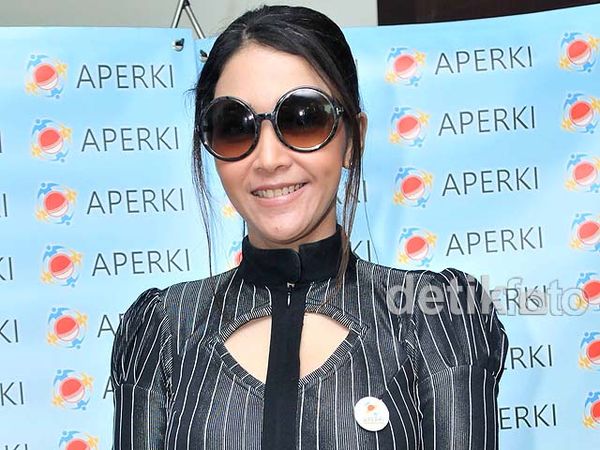 Gaya Maia Estianty Berkacamata Hitam