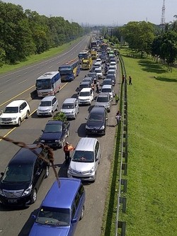 Hari Libur Waisak, Jalur Puncak Macet Hingga 12 KM