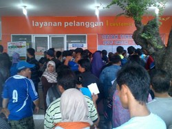 Gagal Dapat Tiket KA Online, Ratusan Pembeli Sesaki Stasiun Senen