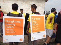 100-an Orang Bersih-bersih Sampah di Taman Monas