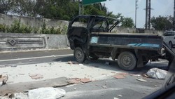 Pikap Bermuatan Material Terguling di Tol Pluit, Lalin Merayap