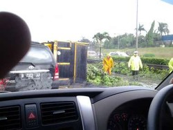 Truk Muatan Pisang Terguling di Gerbang Tol Veteran, Tutup 3 Lajur