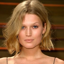 Toni Garrn, Model Lingerie Kekasih Leonardo DiCaprio