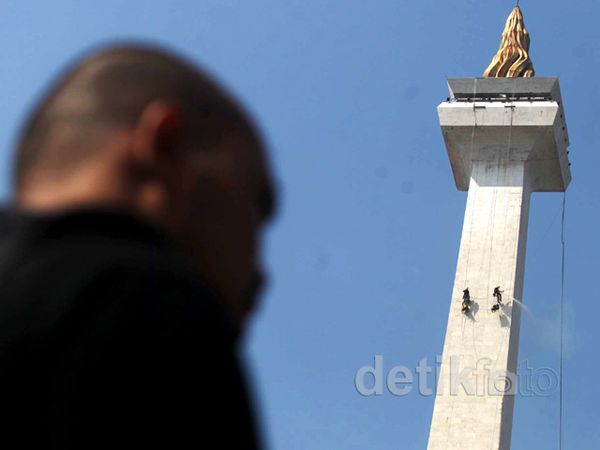 Tugu Monas Terus Dibersihkan