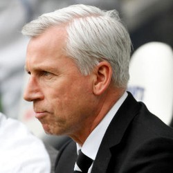 Newcastle Tetap Dimanajeri Pardew Musim Depan