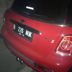 Mini Cooper Celaka, Bella: Jerry Orangnya Suka Bercanda