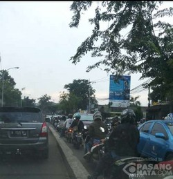 4 Foto Mata-Mata Edisi Motor Nekat Pelawan Arus
