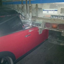 Ini Penampakan Mini Cooper yang Hancur Bagian Depannya Setelah Tabrak Truk