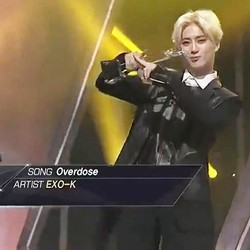 EXO-K Juara di M! Countdown, Suho Terima Piala Sendiri
