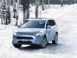 Mitsubishi Outlander PHEV Disiksa di Musim Dingin