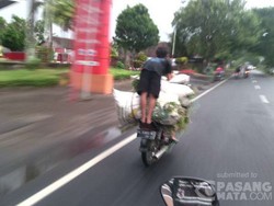 Jangan Tiru Boncengan Maut Pemotor Nekat Ini