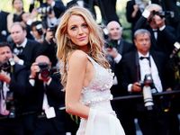 Blake Lively Berseri-seri di Festival Film Cannes