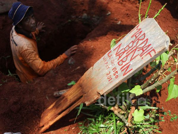 200 Makam di TPU Kampung Bayur Direlokasi 200 Makam di TPU Kampung Bayur Direlokasi