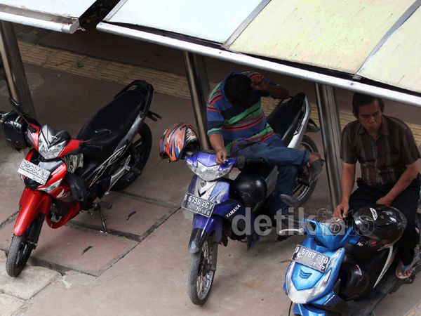 Halte Bus Jadi Pangkalan Ojek