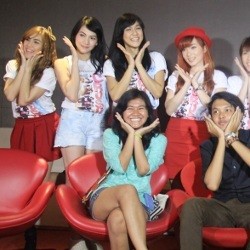 Intip Serunya Makan Malam dan Nonton Bareng Cherrybelle