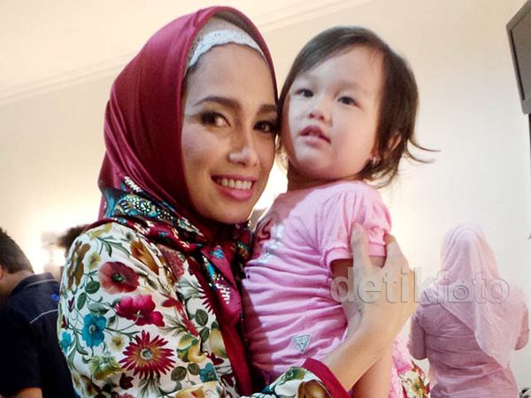 Ussy Sulistiawaty Tampil Berhijab