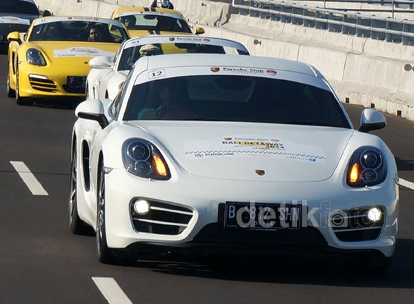 Deru Mobil Porsche di Bali