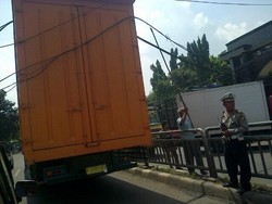Kontainer Tersangkut Kabel, Jl Raya Jakarta-Bogor di Sekitar Cijantung Tersendat
