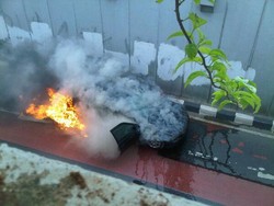 Mobil Sedan Terbakar di Underpass Kebayoran Lama, Lalu Lintas Tersendat