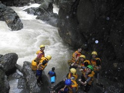 Mau Akhir Pekan Seru? Yuk Body Rafting di Green Canyon