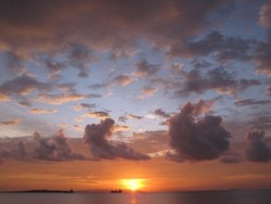 Melihat Indahnya Matahari Terbenam di Sorong