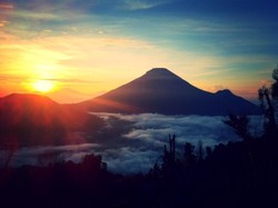 Begini Indahnya Golden Sunrise dari Bukit Sikunir
