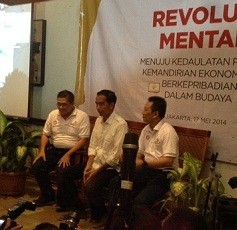 Ditawari Fasilitas Pesawat dan Heli, Jokowi: Naik Bus Saja