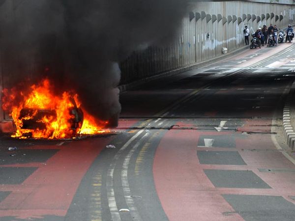 Mobil Sedan Terbakar di Underpass Kebayoran Lama