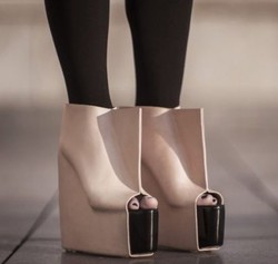 Unik, Mahasiswa Ini Ciptakan Wedges Bentuk Persegi Agar Kaki Terlihat Seksi